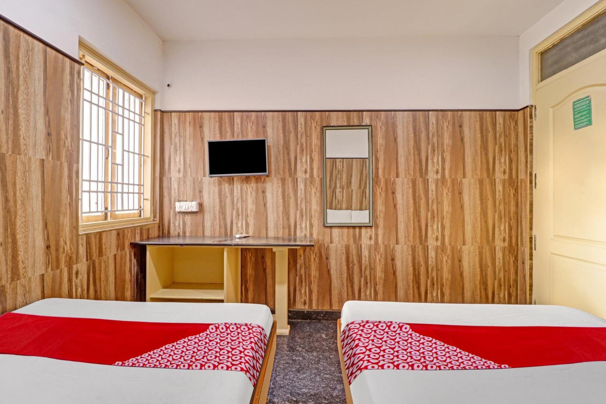Oyo Flagship Amman Lodge Chennimalai Экстерьер фото
