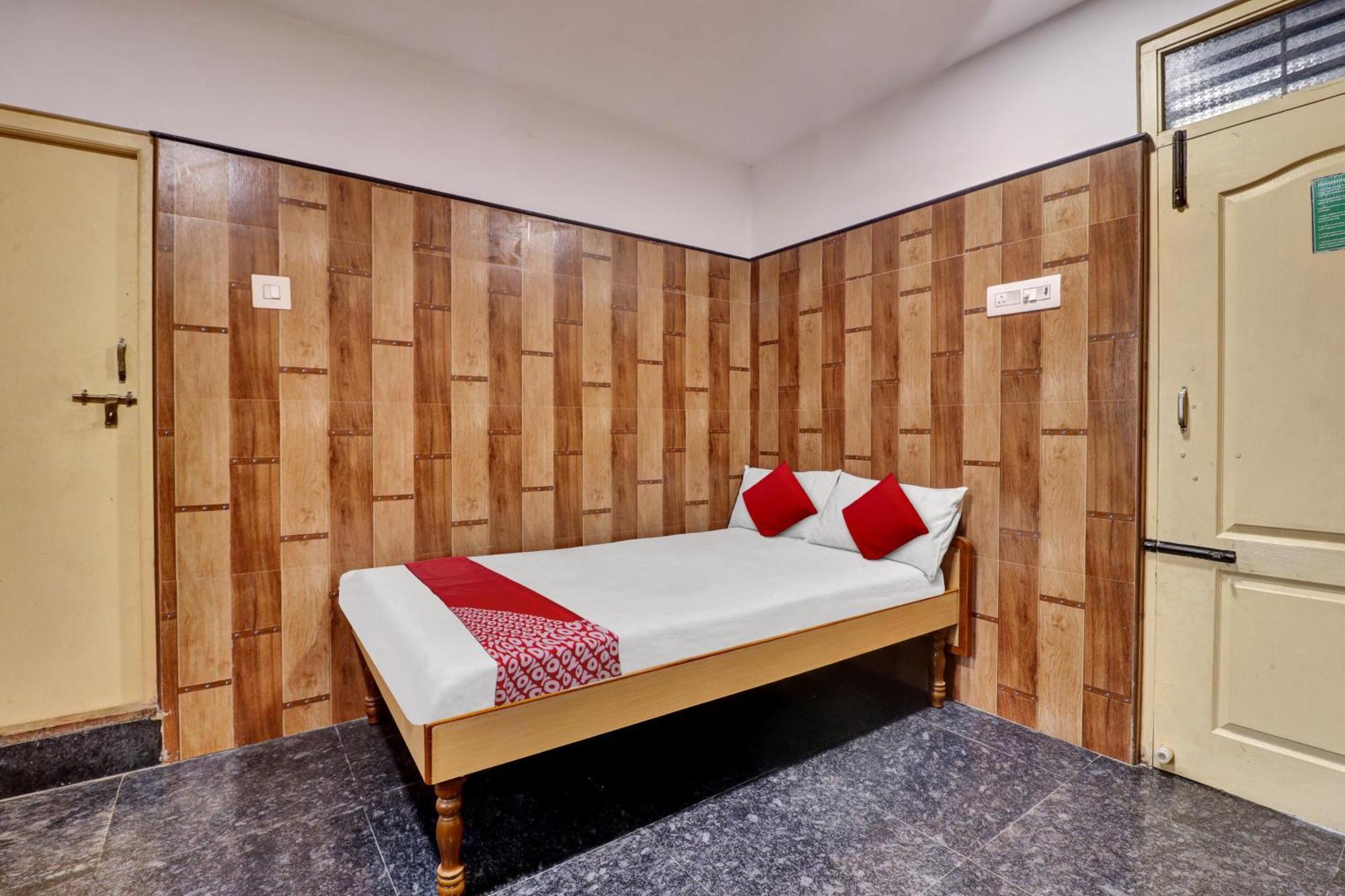 Oyo Flagship Amman Lodge Chennimalai Экстерьер фото