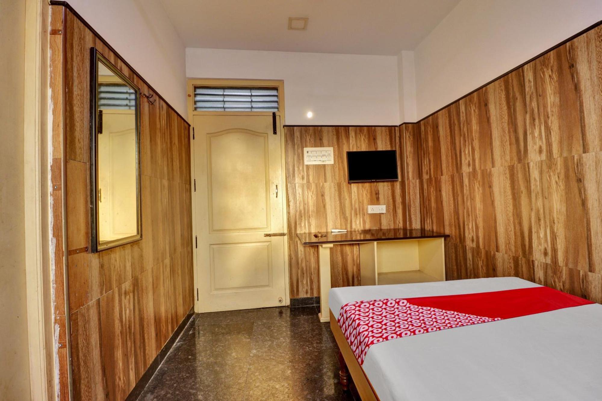 Oyo Flagship Amman Lodge Chennimalai Экстерьер фото